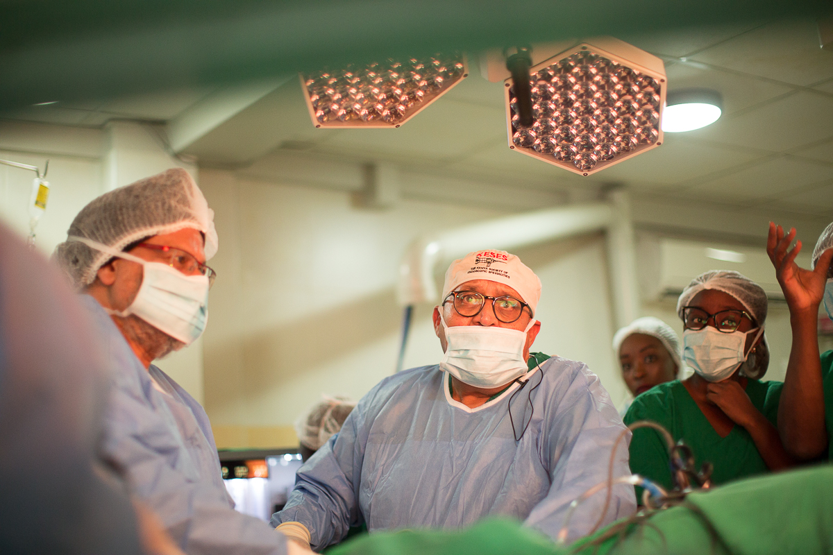 Prof. Parkar and surgical team performing advanced laparoscopic gynecology